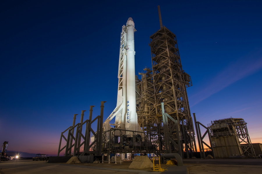 Rakieta Falcon 9 w kompleksie startowym 39A w Centrum Lotów Kosmicznych Kennedy'ego na Przylądku Canaveral.
