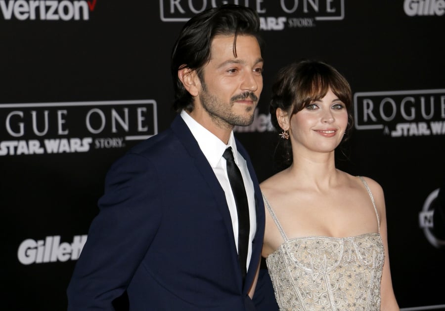 Diego Luna i Felicity Jones na premierowym pokazie filmu Łotr 1. Gwiezdne wojny - historie w Hollywood.