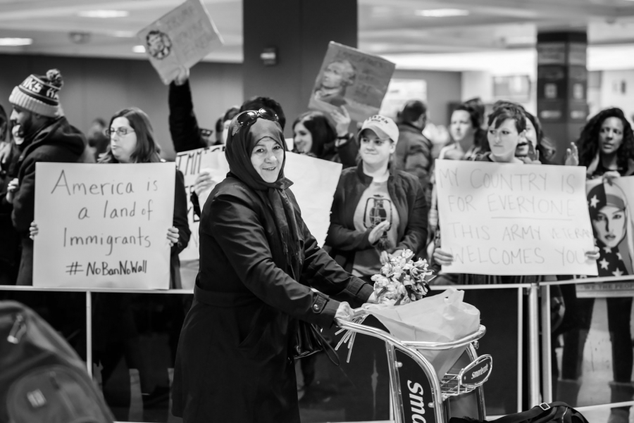 Protest przeciwko dekretowi zakazującemu wjazdu do USA obywatelom krajów z Bliskiego Wschodu na Dulles International Airport.