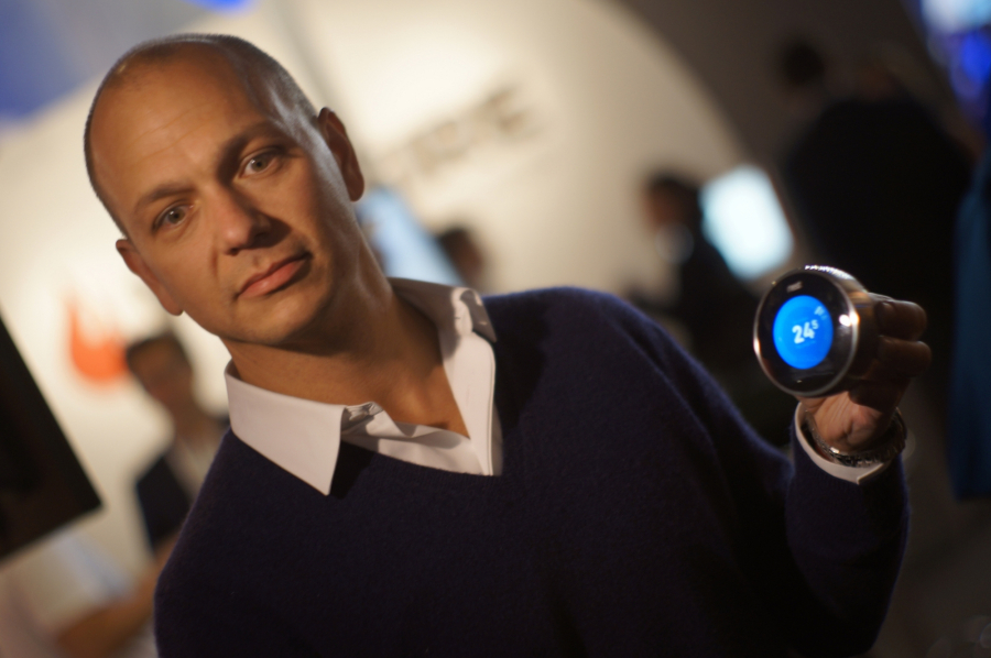 Tony Fadell, założyciel firmy Nest Labs, prezentuje jej główny produkt, inteligentny termostat.