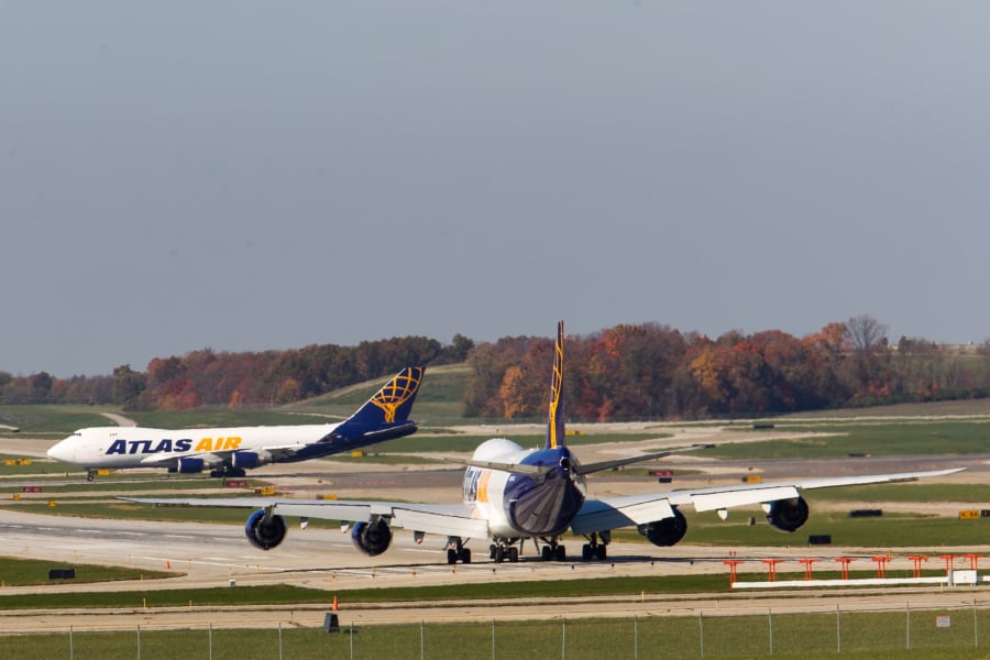 Dwa Boeingi 747F linii Atlas Air na lotnisku Cincinatti.