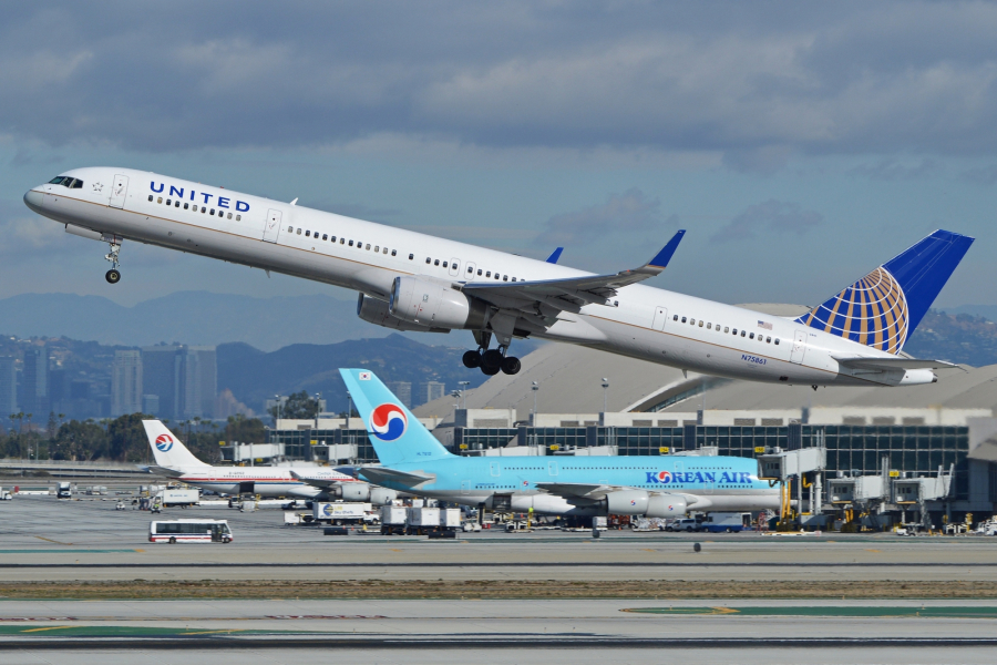Boeing 757 linii United podczas startu z Portu Lotniczego w Los Angeles.