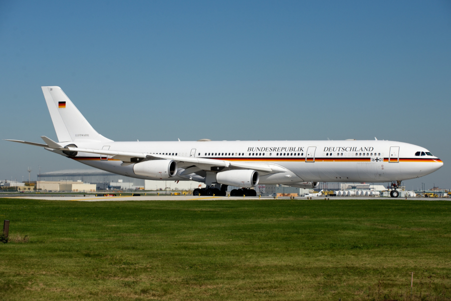 Airbus A340-300 niemieckiego rządu o nazwie Konrad Adenauer. Druga identyczna maszyna nosi imię Theodor Heuss.