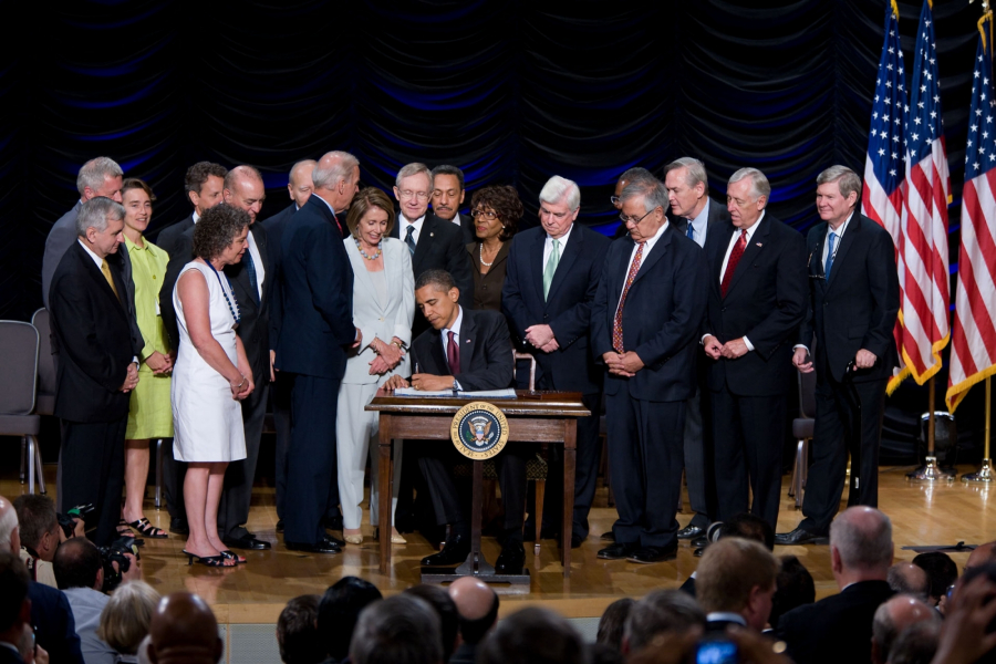 Prezydent Barack Obama podpisuje ustawę Dodda-Franka.
