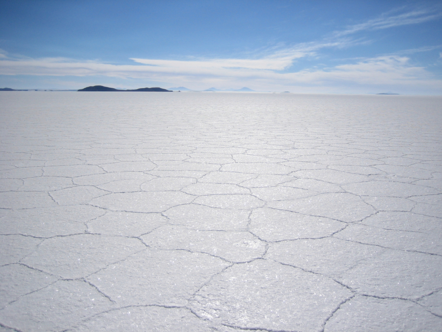 Salar de Uyuni - największe słone jezioro na świecie, pod którym znajdują się złoża solanki bogatej w lit.