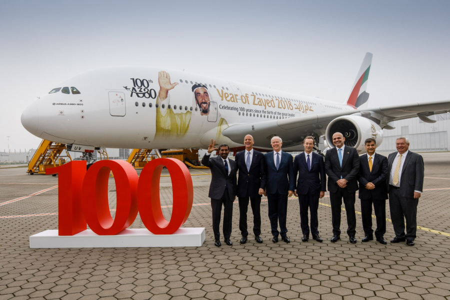 John Leahy (pierwszy z prawej) wspólnie z przedstawicielami linii Emirates świętuje dostawę setnego egzemplarza Airbusa A380 dla tego przewoźnika.