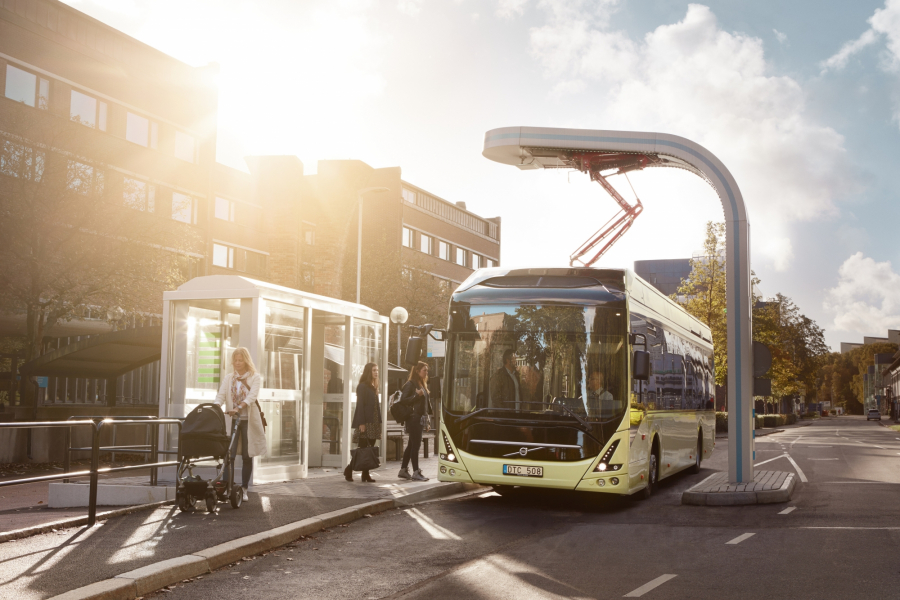 Autobus elektryczny Volvo podczas szybkiego ładowania podczas postoju na przystanku.