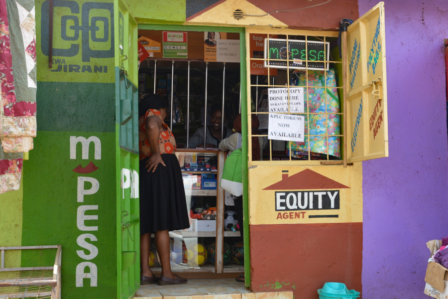 Kenijska aplikacja M-Pesa umożliwiła rozwój mikroprzedsiębiorstw.